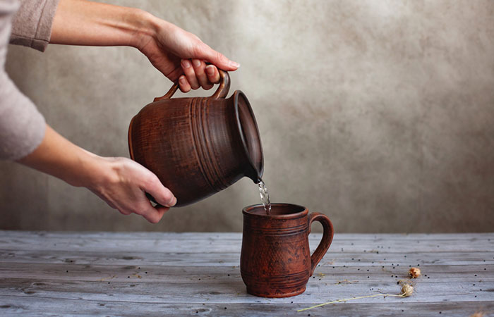 wellhealthorganic.com:some-amazing-health-benefits-of-drinking-water-from-an-earthen-pot